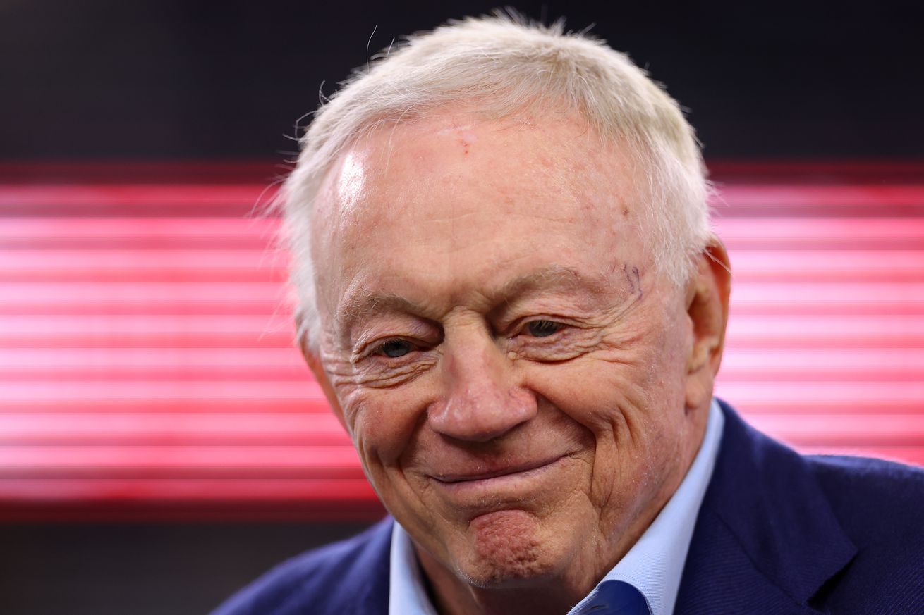 Despite a hostile audience, Jerry Jones is a year-round performer who is the star of his own show