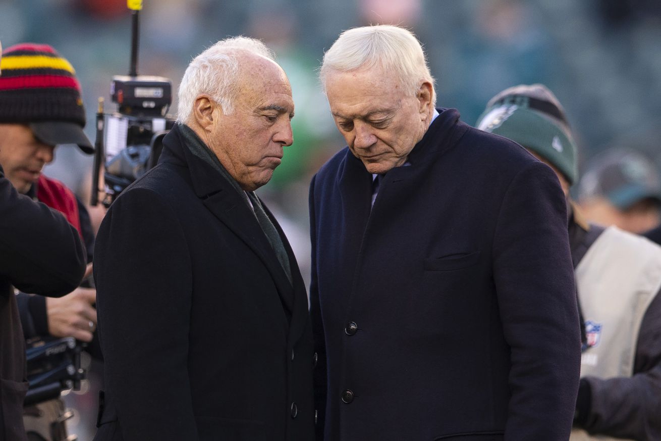 Jeffrey Lurie sets the example that Jerry Jones should be following