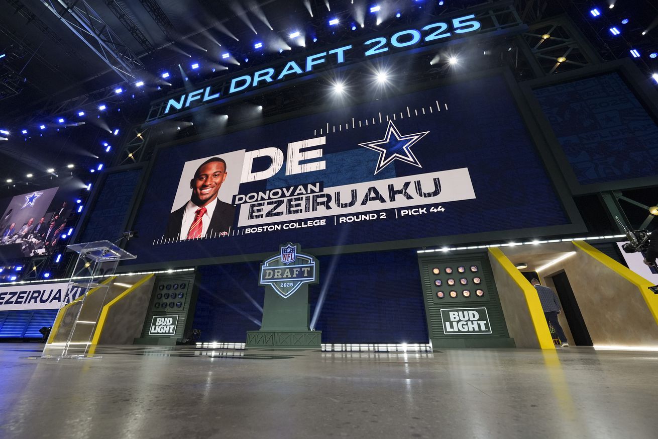 Cowboys news: Donovan Ezeiruaku and his family have to leave Eagles fandom Cowboys news: Donovan Ezeiruaku and his family have to leave Eagles fandom